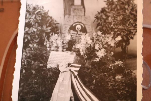 Kranzniederlegung Amerika-Deutsche am Grab des Alois Hitler